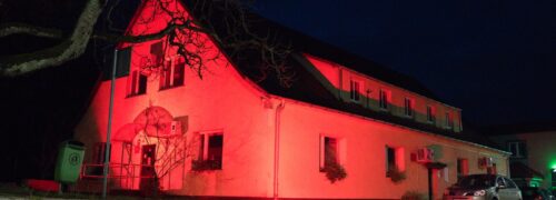„Dzieciństwo bez przemocy” – Budynek Miejsko-Gminnego Ośrodka Pomocy Społecznej w Bornem Sulinowie rozświetlił się specjalną iluminacją – czerwonym światłem